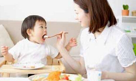 孩子吃鱼被鱼刺卡住正确的做法,孩子吃鱼鱼刺卡喉咙怎么取