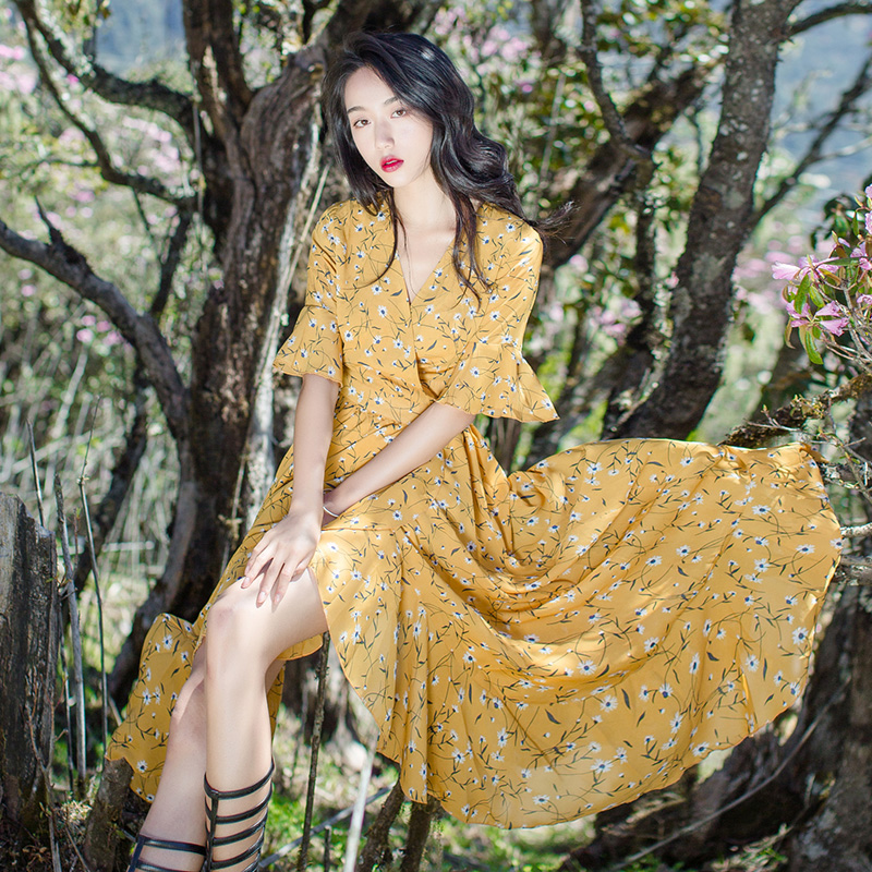 黄色碎花连衣裙搭配技巧,莫奈花园法式黄色碎花连衣裙