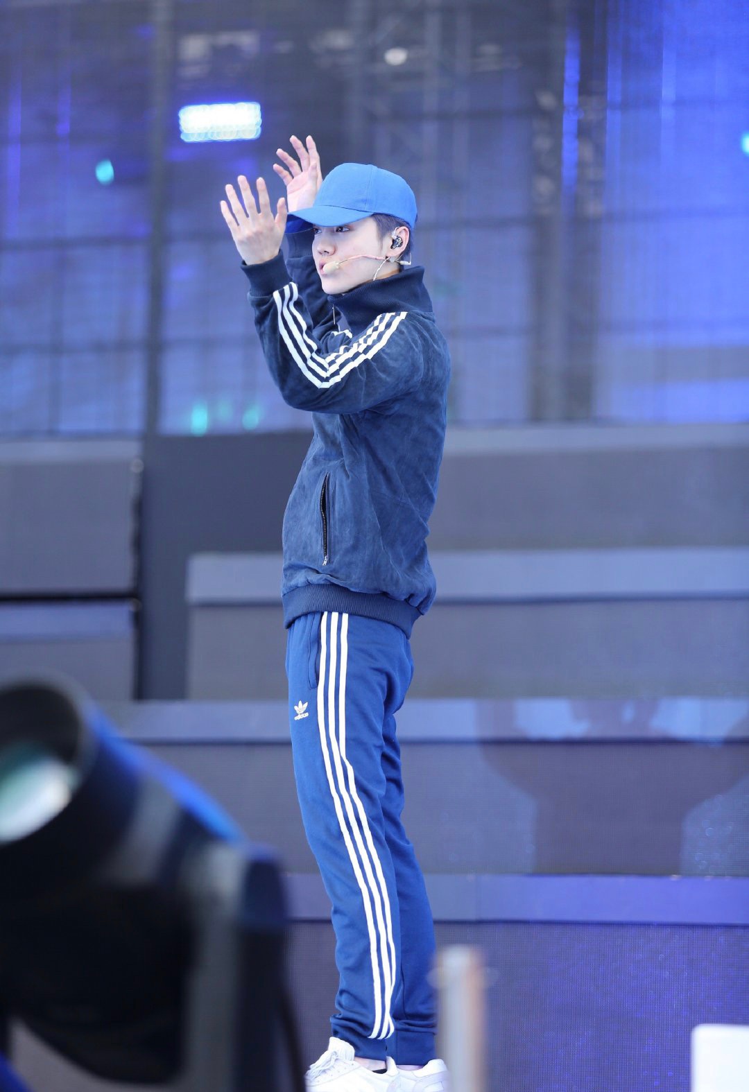 鹿晗玩什么足球游戏,鹿晗韩国时期穿西装玩投篮游戏