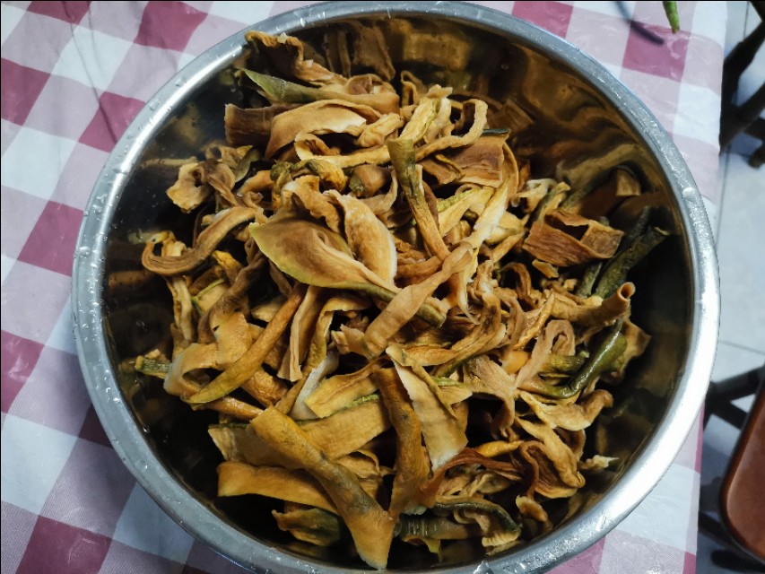 铁锅可以煮咸菜吗,用铁锅烀萝卜缨子咸菜