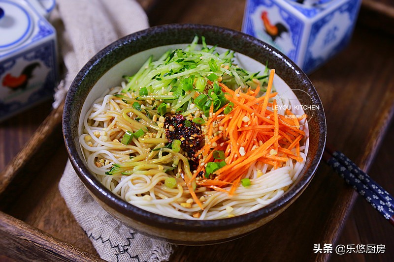 天热不想做饭那就来碗凉面,天热吃碗凉面清爽可口