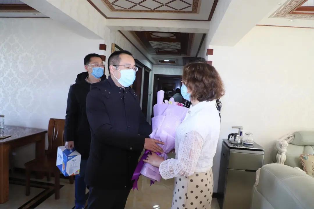 情系战疫一线慰问温暖人心,鹤岗工会关爱援鄂医护人员