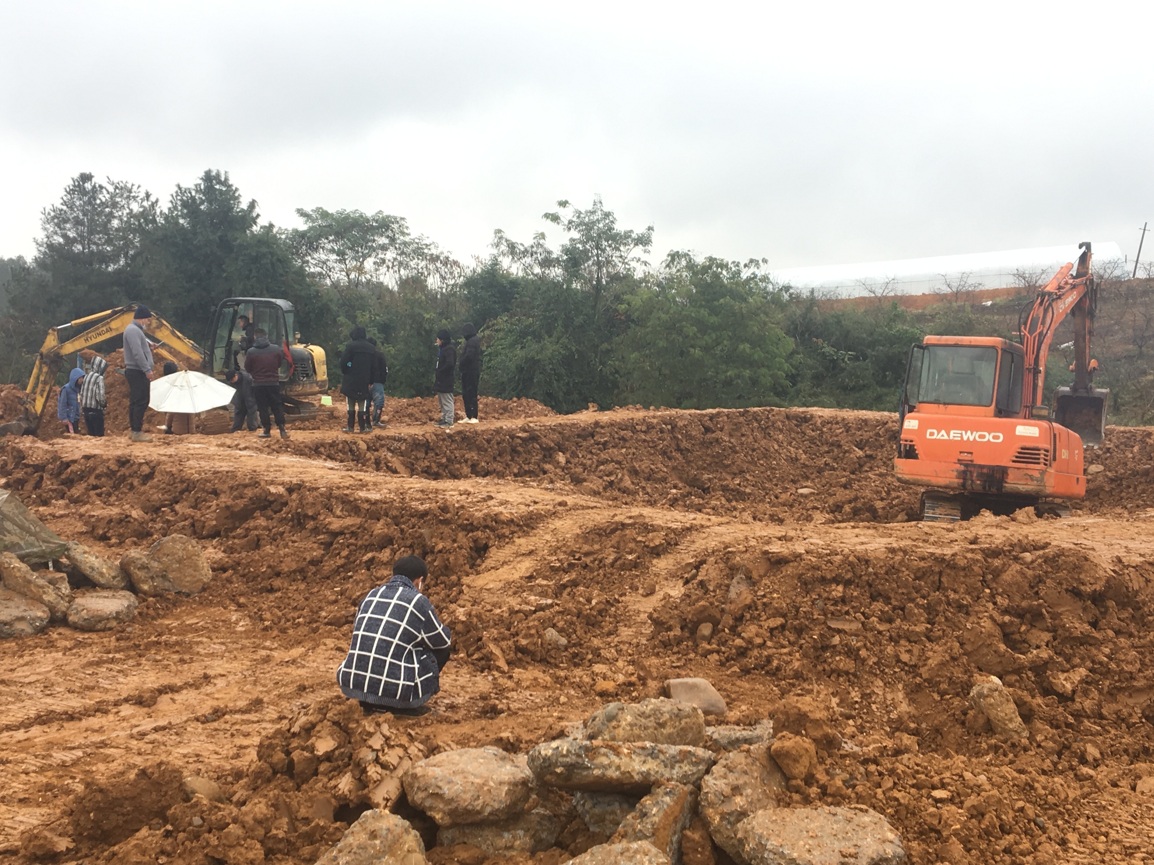 挖掘机打不着火应该拿水烫哪里,挖掘机维修100个常见故障打不着火