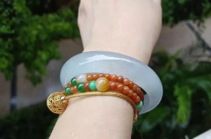 玉镯款式太单调?6种“叠搭法”不怕你撞衫就怕你太时髦