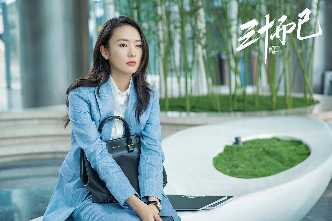 顾佳用奢侈品包包挤不进贵妇圈，纽约市民却用包把狗狗带上了地铁