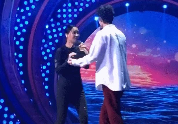 林志玲和章子怡同台,章子怡与林志玲的视频