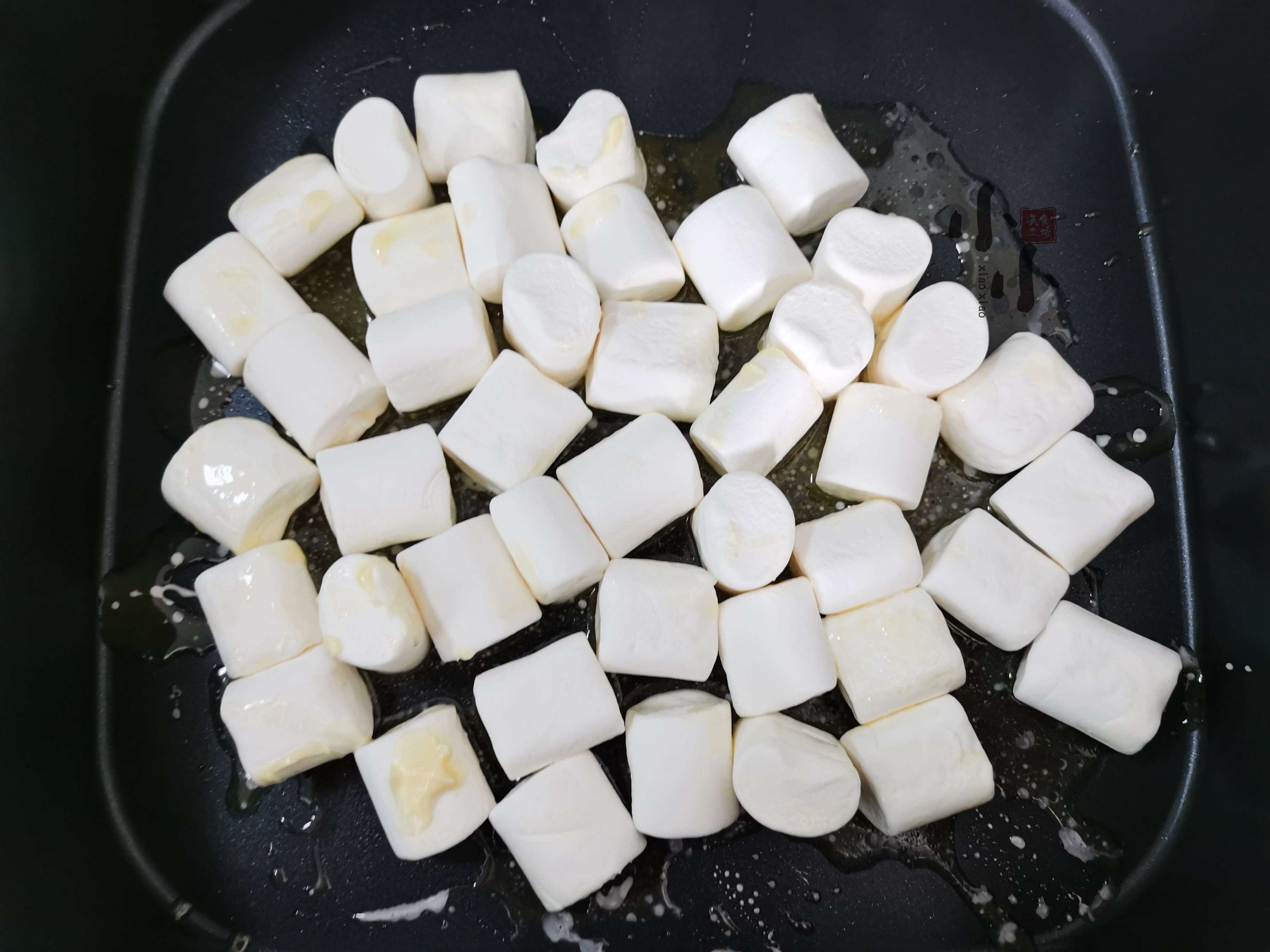 酥脆软糯的牛轧糖好吃到停不下来,绝对不粘锅的牛轧糖的做法步骤