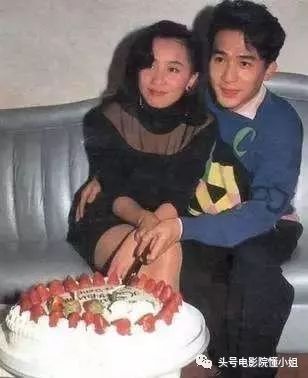 刘嘉玲54岁：经历富商绯闻和裸照风波，不生娃，靠8个字撑到今天