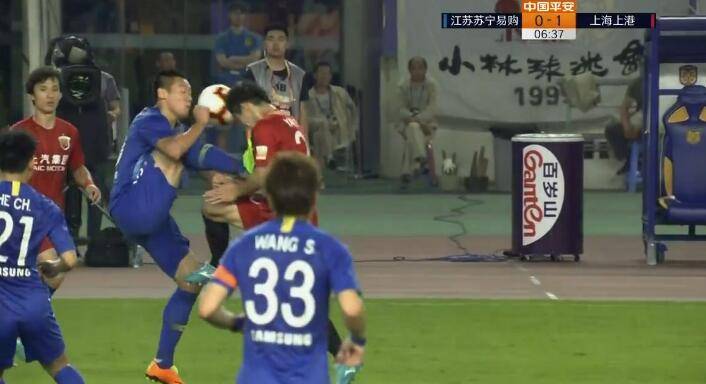 中超赛场上演罕见一幕,中超足坛高能场面