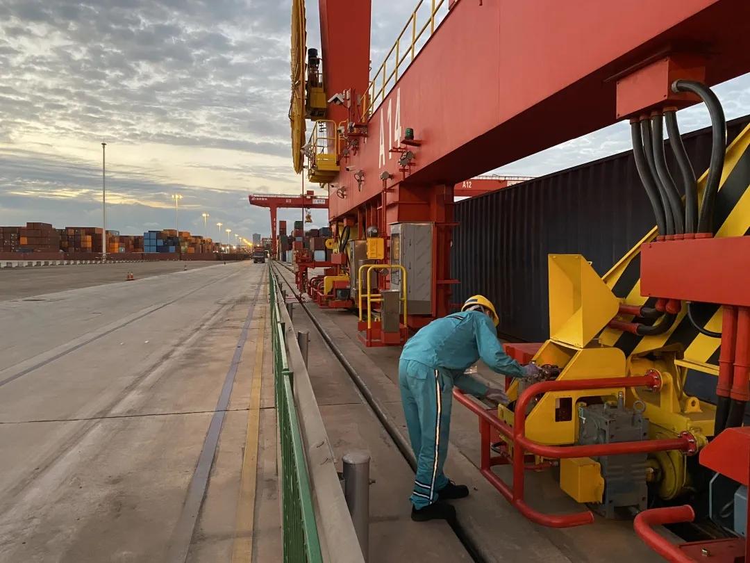 你了解夜班吗？快来看山东港口日照港集发公司运维工程师的夜班日常