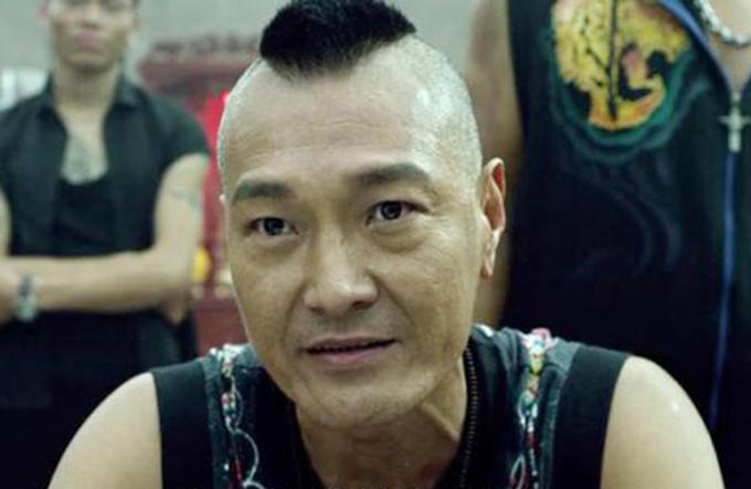 一众港星冒雨踢足球,吴岱融萧正楠浑身湿透,卢惠光父子罕见露面