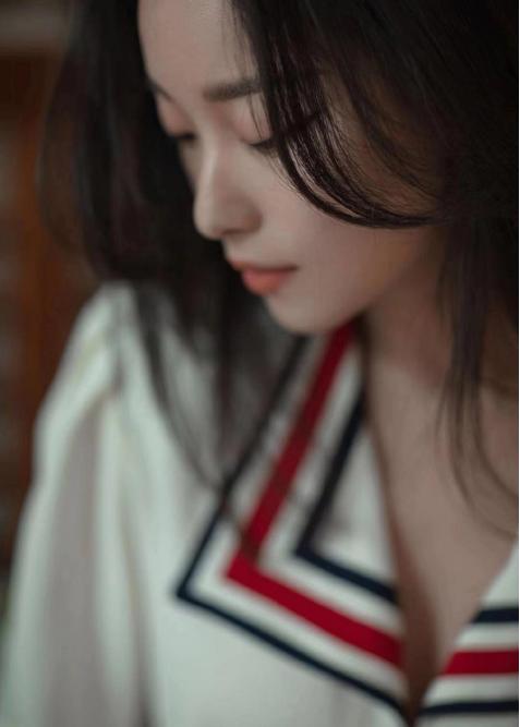 倪妮又有“小心思”?一身白裙简约复古,气质拿捏得足足的