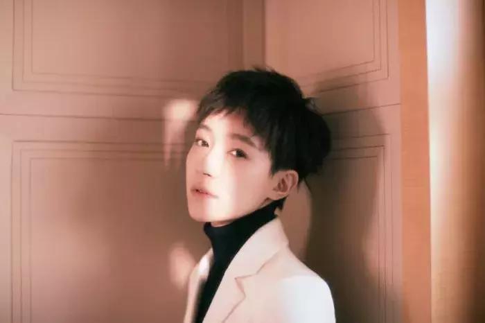 碎发太多怎么扎好看,扎高马尾额头前面碎发太多怎么办