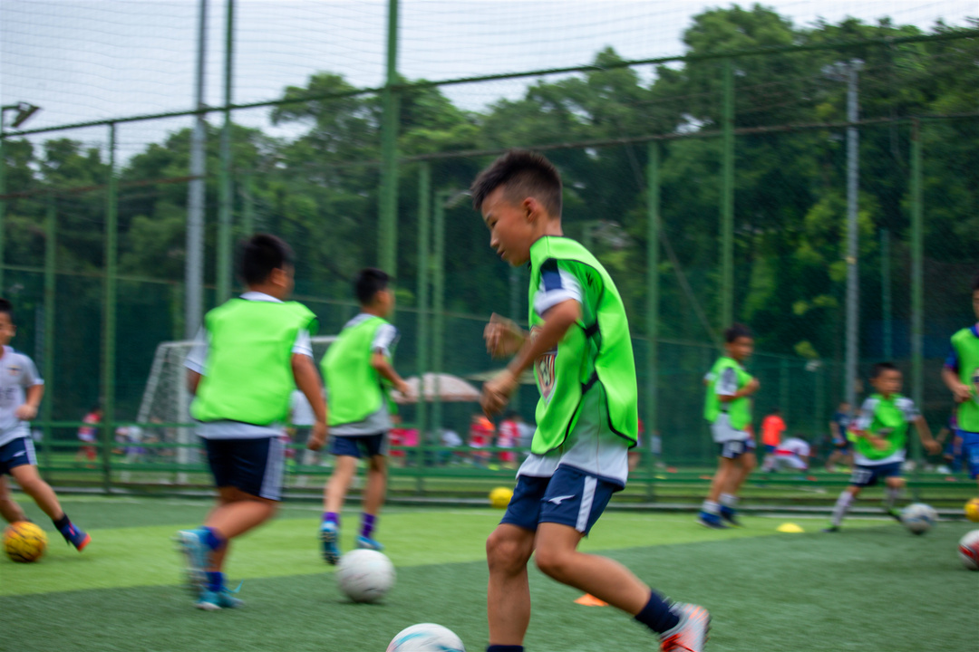 10岁足球青训的训练,刚刚接触足球的孩子的青训细节