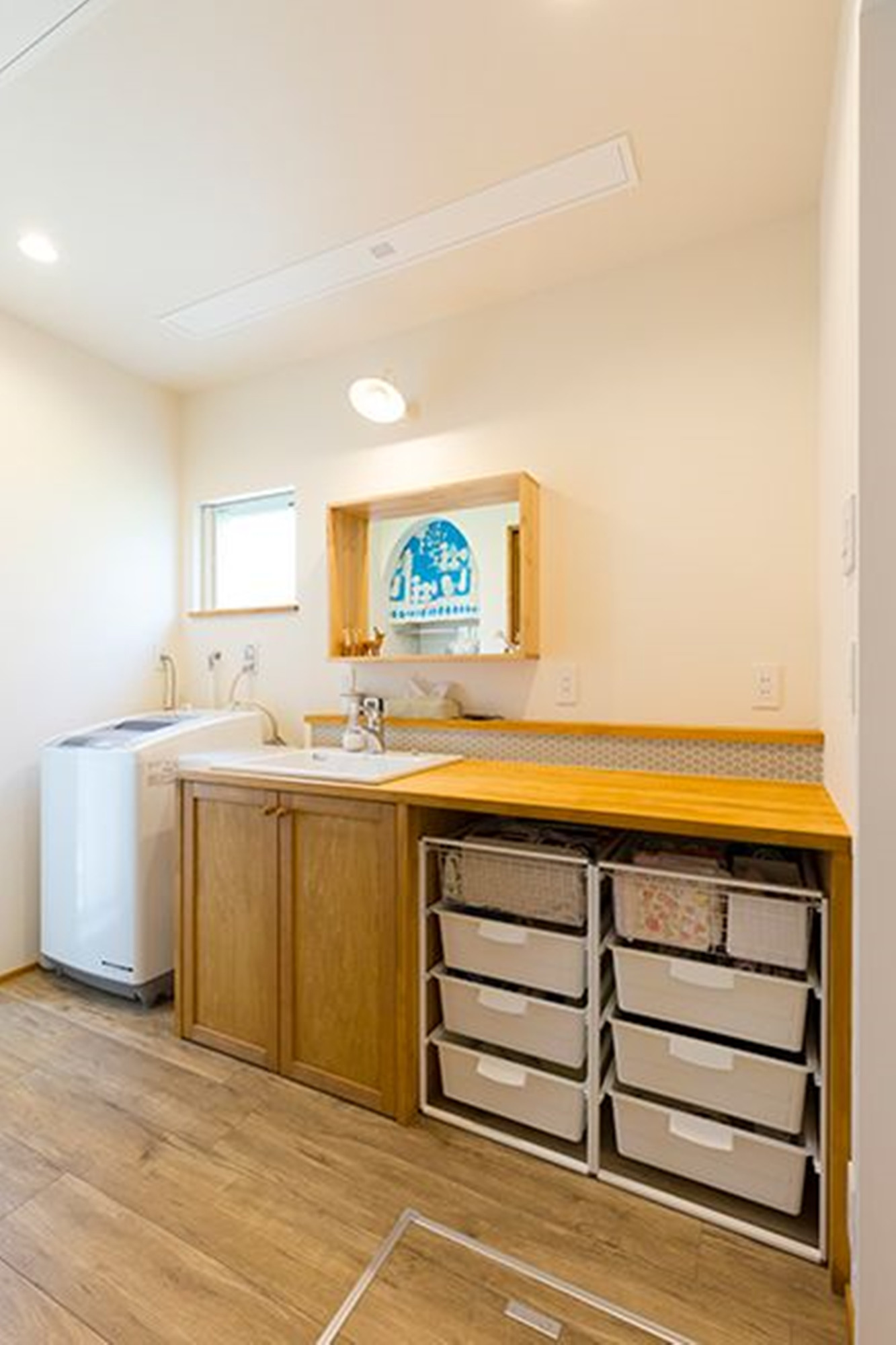 浴室柜要不要底部留空,浴室柜顶部空余的空间怎么利用