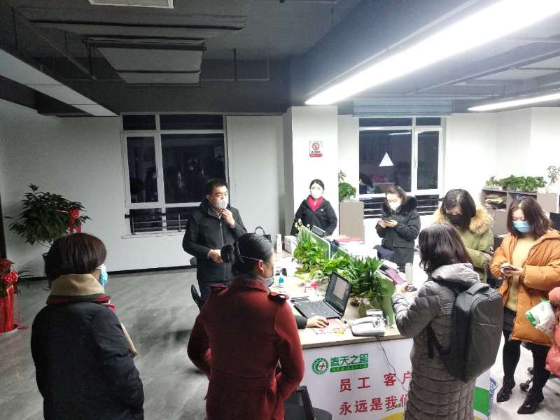 疫情无情人有情众志成城共渡难关,众志成城抗击疫情全员配合做核酸