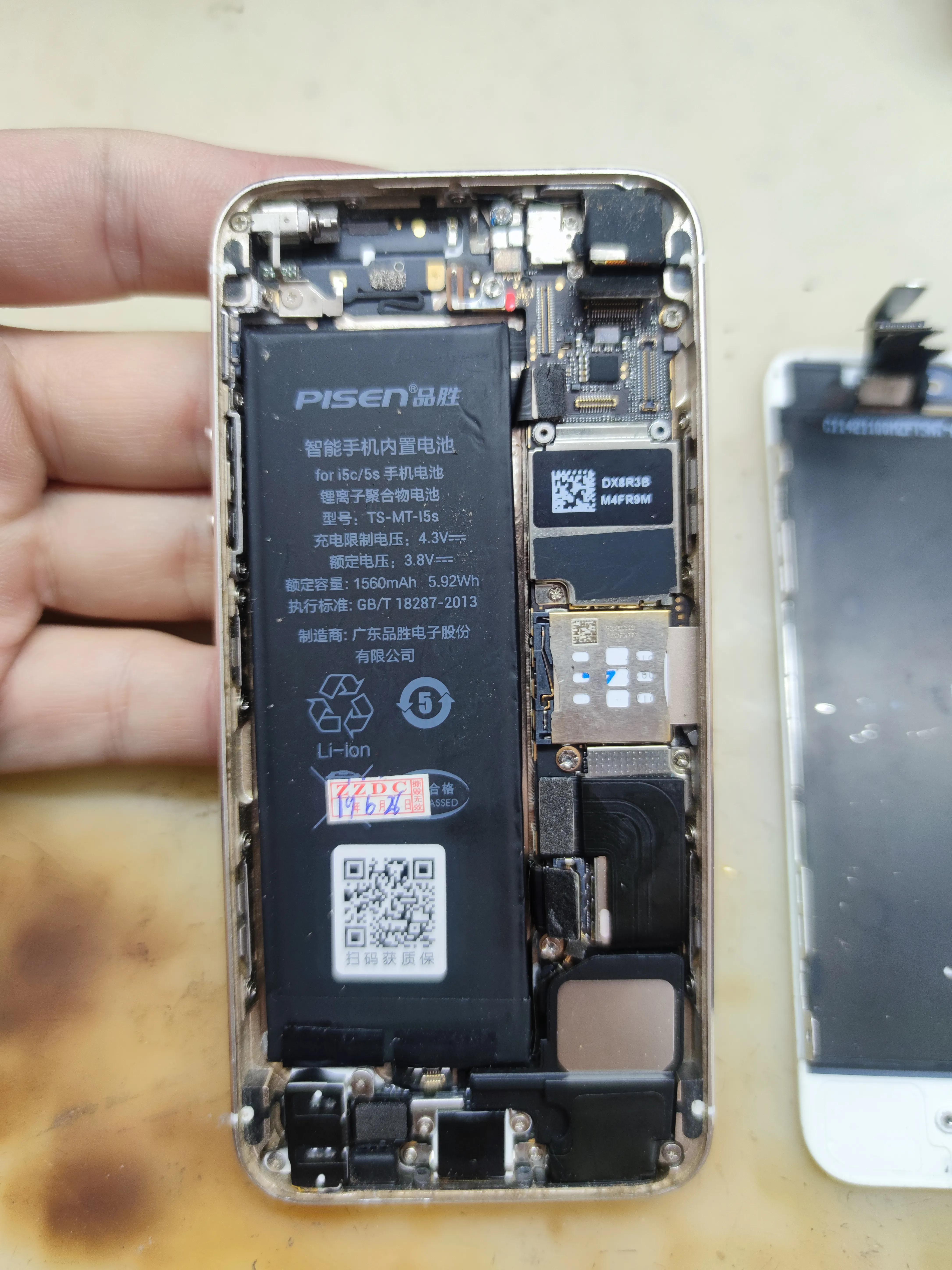 苹果5se开机花屏维修,苹果5s开机键坏开不了机