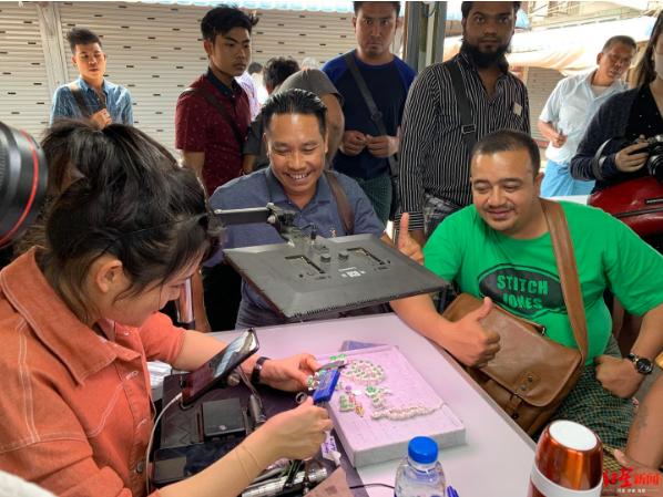 直击瑞丽翡翠市场,缅甸玉石销售直播