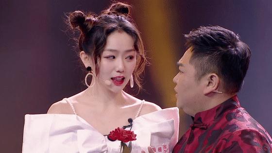 主持人在舞台上失误怎样缓解尴尬,主持人如何化解舞台尴尬