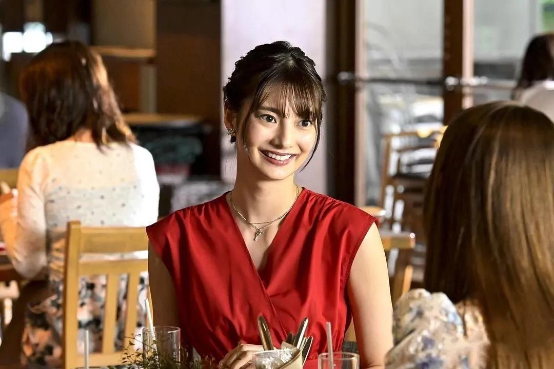 日本丰田太子妃曝光,神秘名媛撞脸奥黛丽赫本,却偏爱“好嫁风”