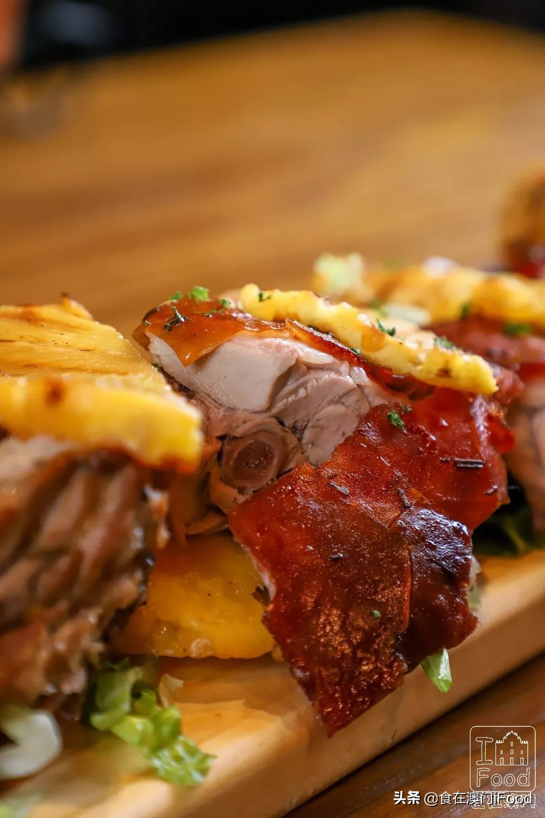 澳门探店|新马路有一家人气斜坡西餐厅!菠萝BB猪必吃