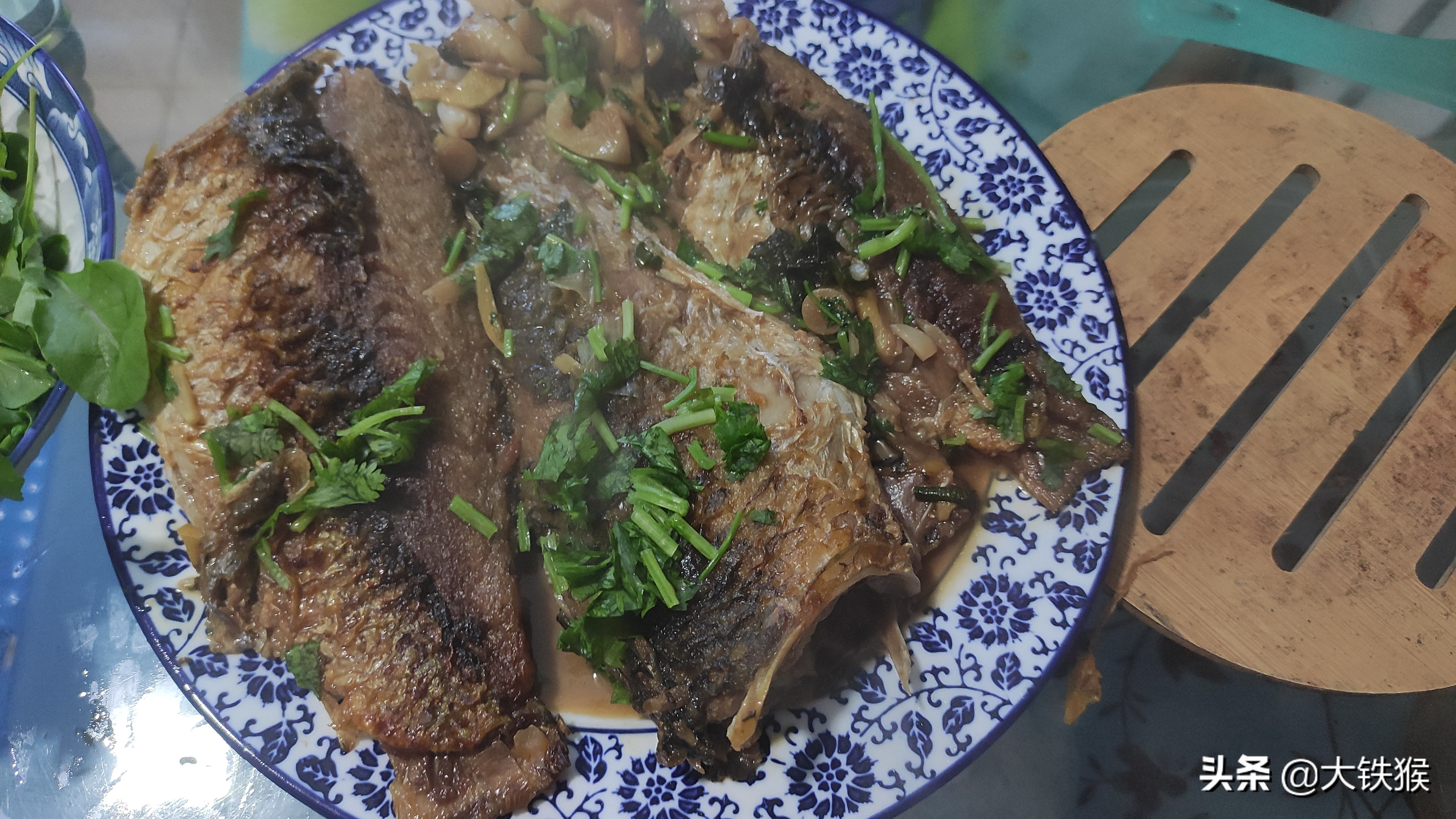 黑坑钓巨物5分钟上3条,野钓巨物成果