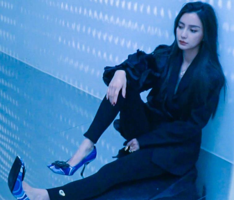 baby穿阔版西装秀蛮腰,baby黑西装造型气场全开