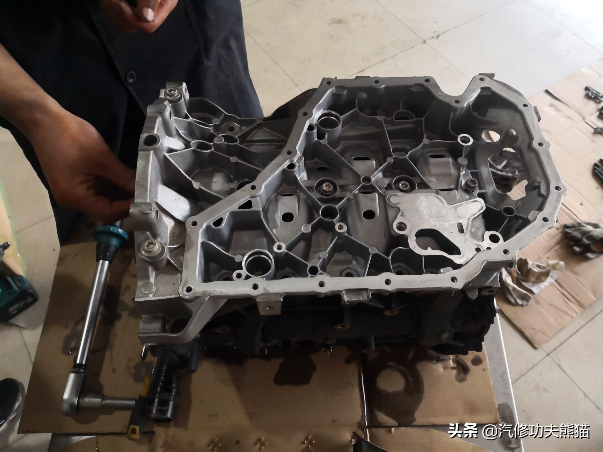 奥迪为何不能解决发动机烧机油,奥迪q5lea888三代发动机烧机油么