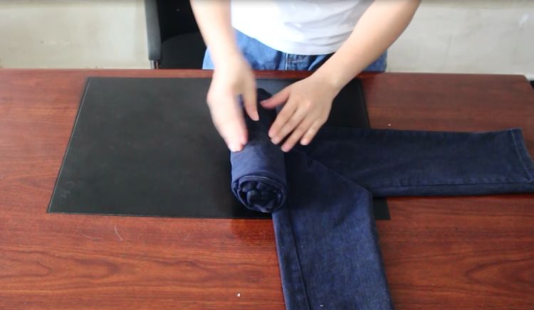 叠牛仔裤的简单叠法,叠短牛仔裤小技巧