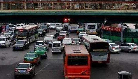 开车过无红绿灯的路口怎么操作,红绿灯路口如何正确行驶