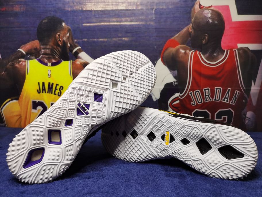 nikelebron18詹姆斯上脚配色,nike粉蓝拼接lebron18