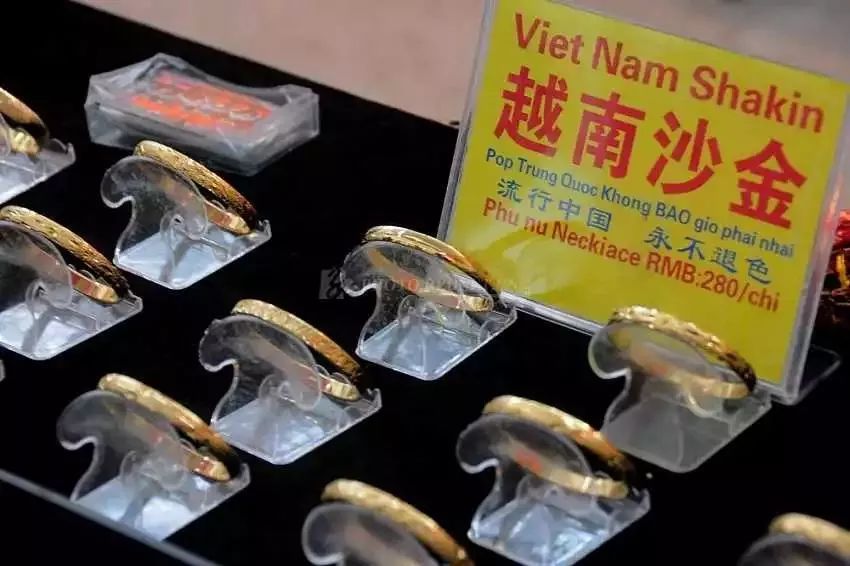 越南金哥戴黄金是真的吗,越南小伙每天戴13公斤黄金