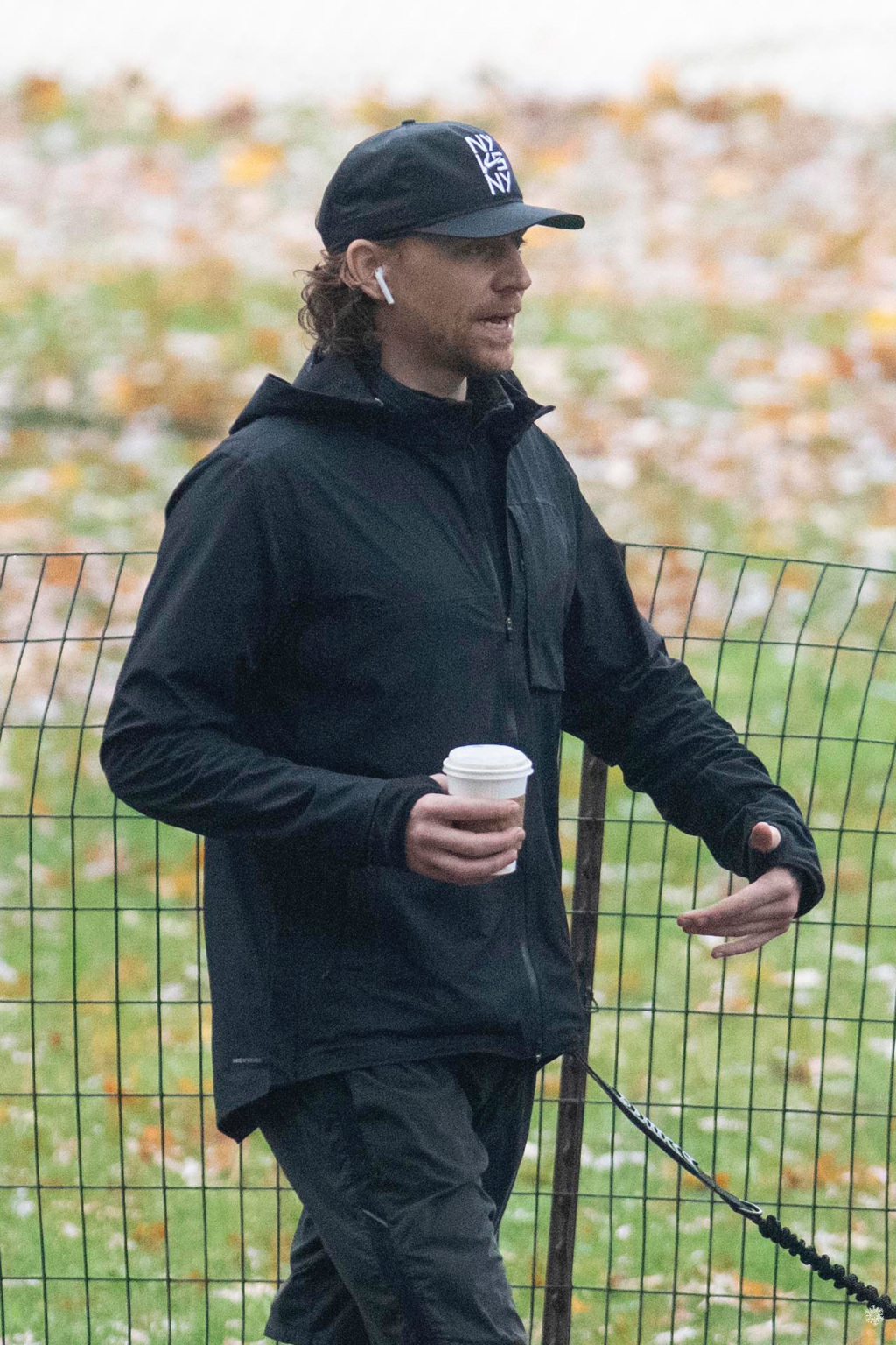 洛基出门遛狗,年轻洛基见到老年洛基