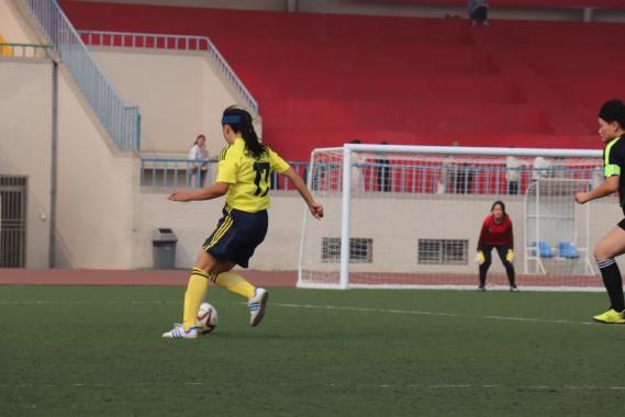 足球女神!高中结缘,她一进大学就成球队经理,如今已是女足队长