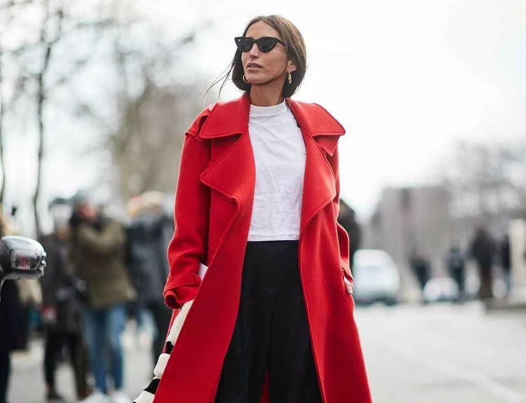 秋天换季内搭怎么选？选对一款白色打底衫，轻松承包多款造型