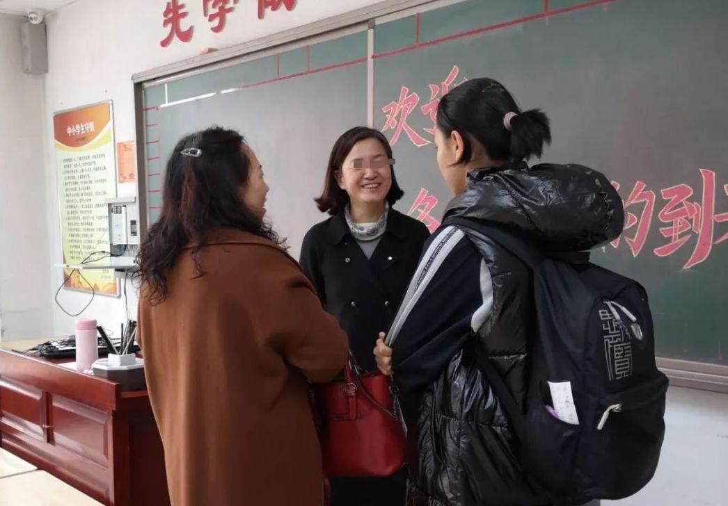 开家长会异性家长互加微信,家长群聊暧昧正常吗