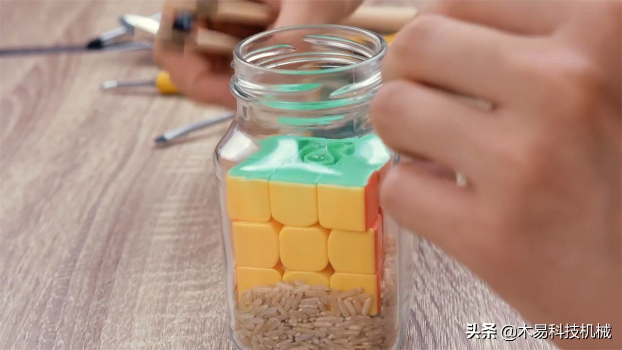 比瓶子大的魔方怎么装进去,比瓶口大的魔方