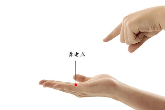 老花眼“报到”？一边按摩“奇穴”，一边调理，可以预防？
