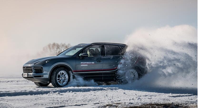 保时捷911turbos漂移,保时捷panamera雪地模式怎么开