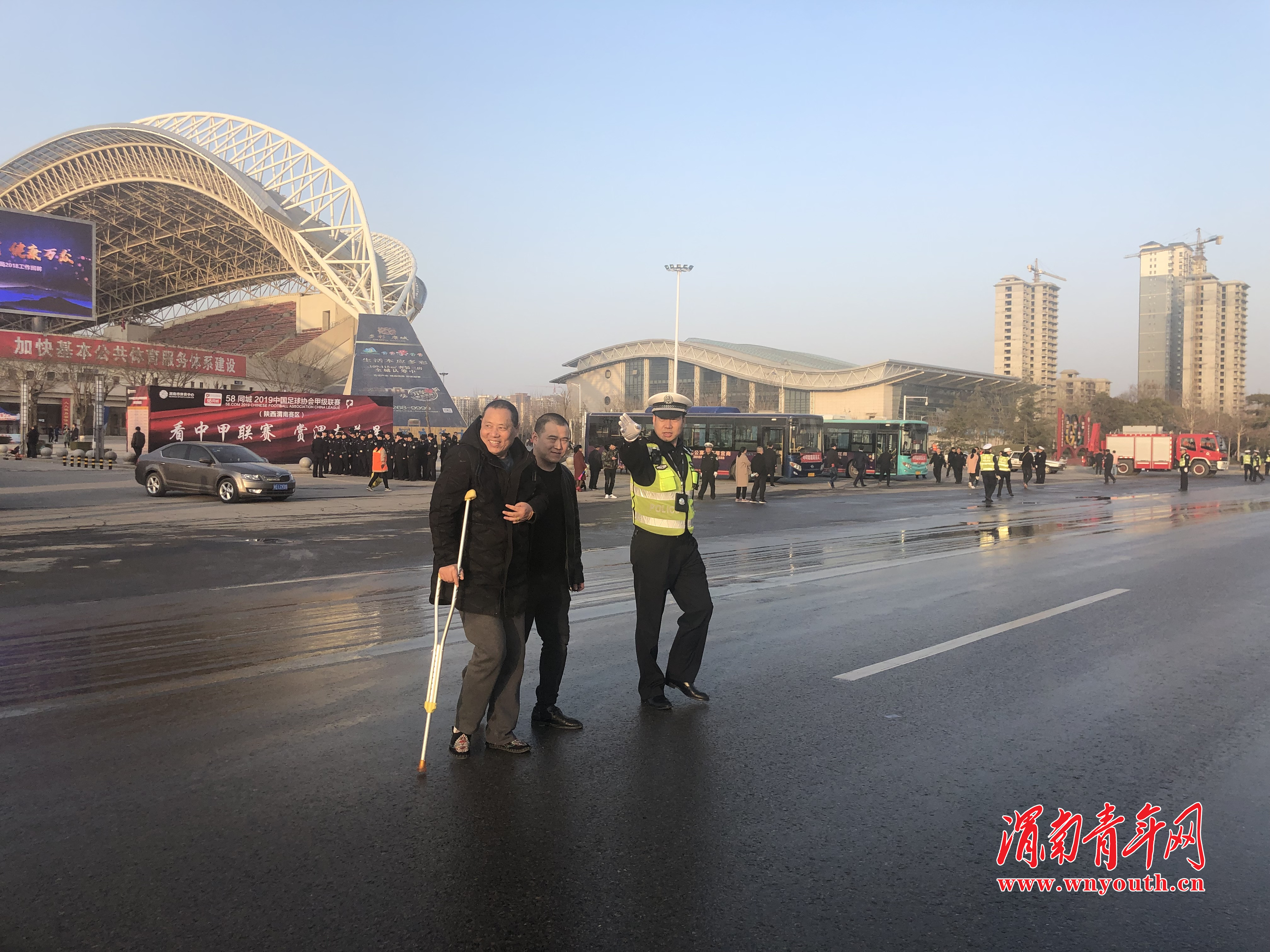 渭南高新交警大队圆满完成2019中甲陕西大秦之水首场足球赛安保任务