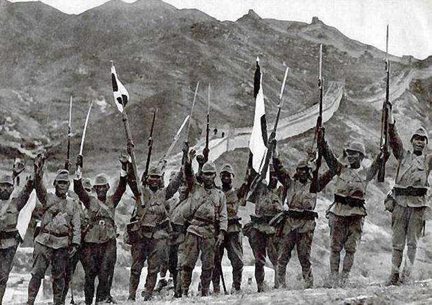 二战期间日军为什么不装备冲锋枪,二战时日军步枪上挂旗是什么