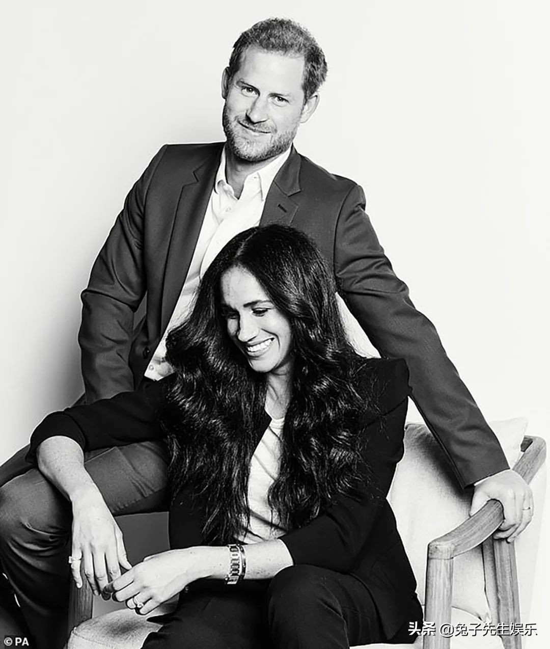 梅根戴卡地亚金表,梅根戴礼帽照