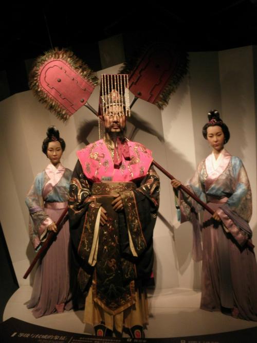 古时皇帝的后面为什么有人拿扇子,古代皇帝后面两位举扇子是何意