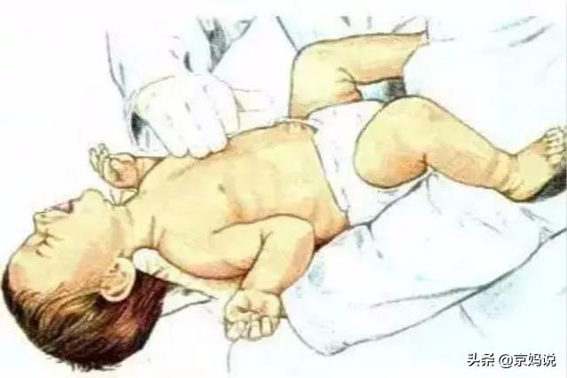 儿童被花生呛到了急救视频,幼儿吃花生被呛进气管急救