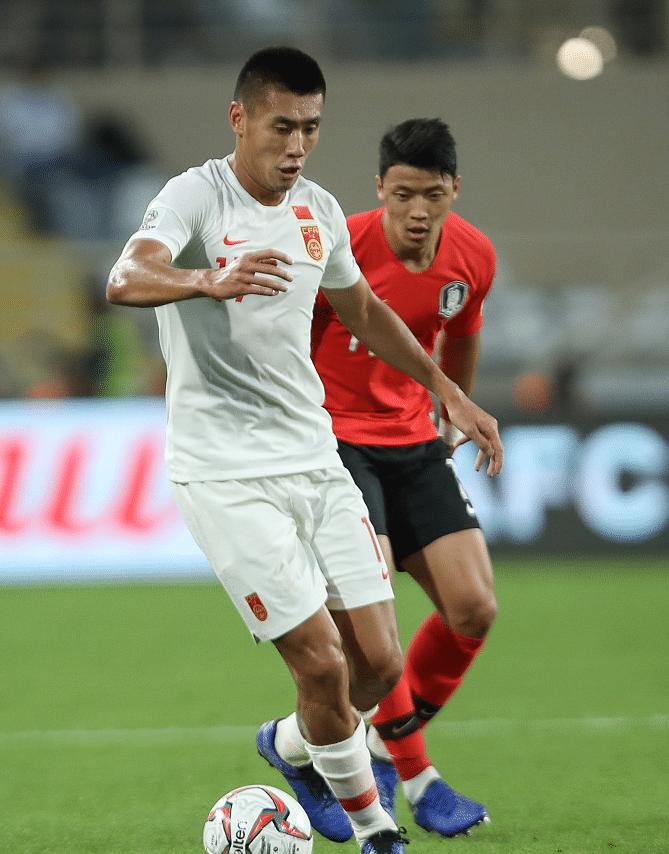 国足大将停球十米远！无人防守竟走神，攻防全隐身唯一贡献是黄牌