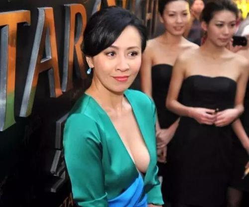 球鞋也能炫富?瓦妮莎晒出还未上市的李小龙配色科比战靴,阔太刘嘉玲就展示了2000美元的联名球鞋