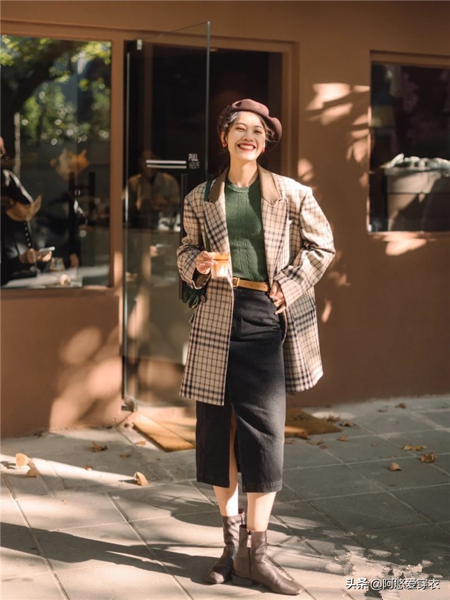 短款小西装里面穿啥内搭比较好看,流行外套小西装怎么搭配好看