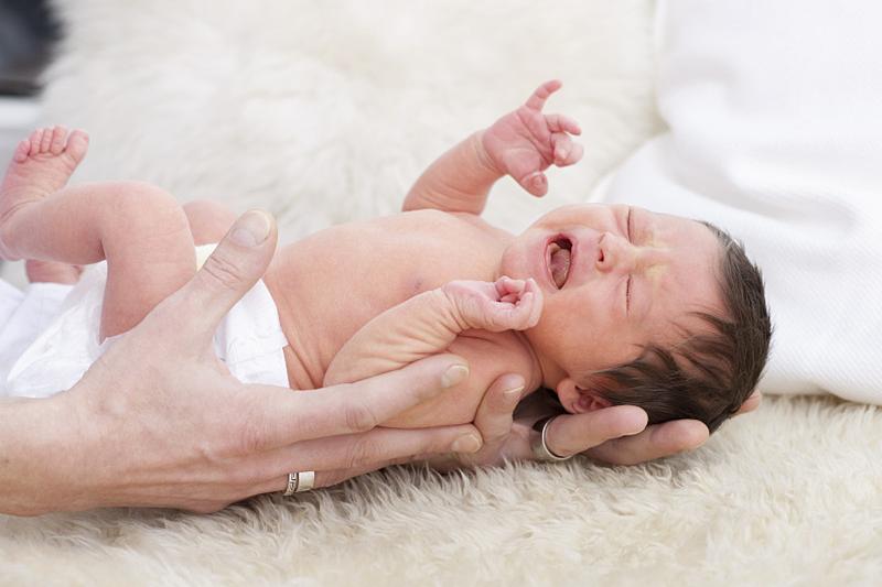 刚出生的孩子被医生打了怎么办,新生儿被打了吓到了对他有影响吗