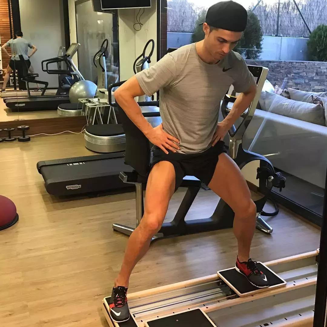 梅西和c罗谁豪宅最好,身价十亿的球星