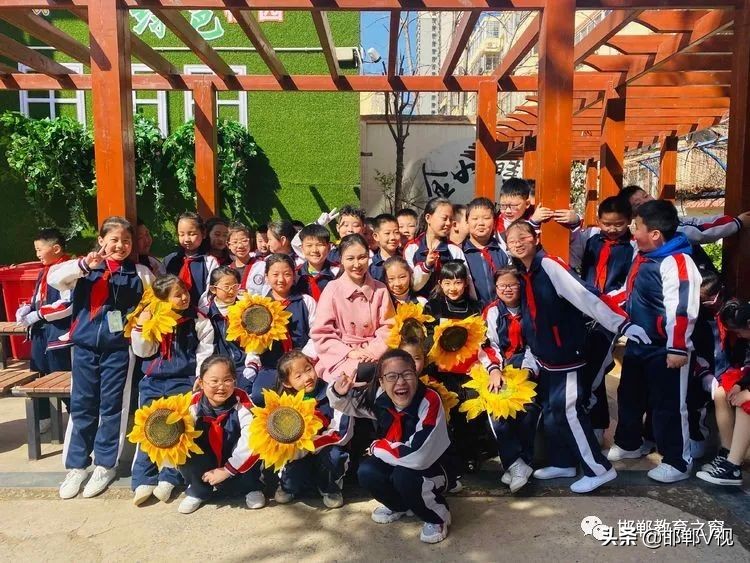 中华南大街小学升旗仪式,强健体魄主题升旗仪式